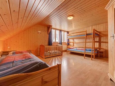 Schlafzimmer mit Kinderbett