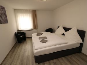 23907768-Ferienwohnung-3-Essen-300x225-2