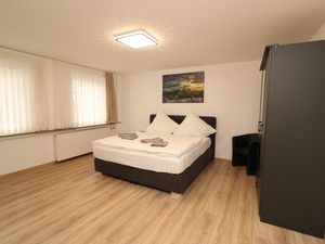 23995998-Ferienwohnung-2-Essen-300x225-5