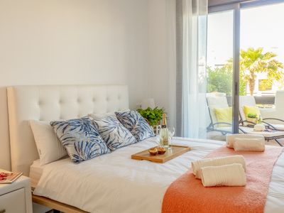 Hauptschlafzimmer mit Doppelbett und Zugang zur Terrasse