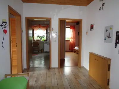 Flur mit Blick in die Schlafräume und Bad