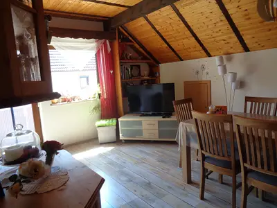 Ess- und Wohnzimmer mit Zugang zum Balkon