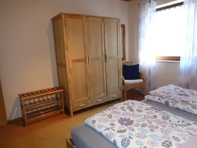 Schlafzimmer mit Doppelbett