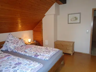 Schlafzimmer mit Doppelbett