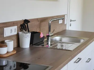 Küchenzeile mit hochwertiger Arbeitsplatte