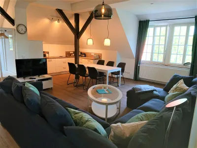 Gemütlicher Wohnraum mit großer Sitzecke