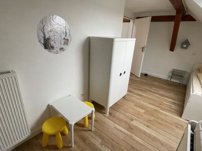 Kinderzimmer mit Kleiderschrank und niedrigem Tisch