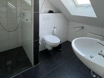 Modernes, helles Badezimmer mit begehbarer Dusche