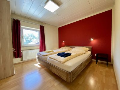 Modern eingerichtetes Schlafzimmer mit getrennten Matratzen