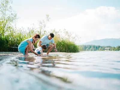 Am flach abfallenden Sand- und Kiesstrand