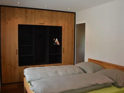 Elternzimmer mit viel Stauraum im Schrank