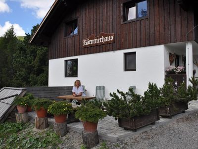 Aussenansicht der Wohnung, bzw. Terrasse mit Sitzecke und Griller