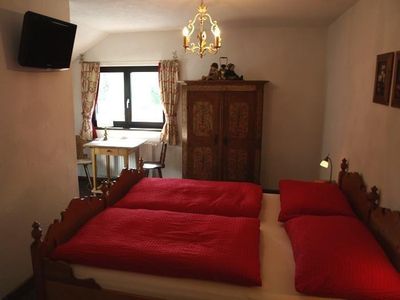 Schlafzimmer 1 mit SAT-TV und anschließendem Dachzimmer mit weiterer Schlafmöglichkeit für 1 Person