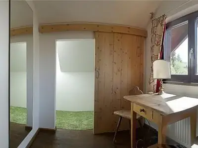 Blick vom Schlafzimmer 1 ins Dachzimmer mit extra Schlafgelegenheit für 1 Person