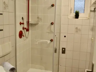 Badezimmer mit Dusche