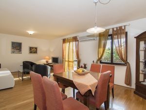 23566833-Ferienwohnung-6-Fažana-300x225-5