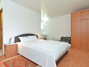 19403718-Ferienwohnung-2-Fažana-300x225-4