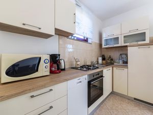 23743656-Ferienwohnung-4-Fažana-300x225-5