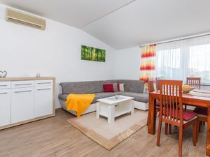 23753848-Ferienwohnung-4-Fažana-300x225-3