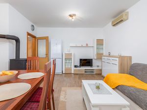 23753848-Ferienwohnung-4-Fažana-300x225-5