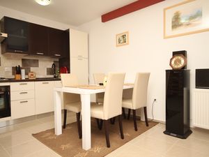 19128246-Ferienwohnung-6-Fažana-300x225-3