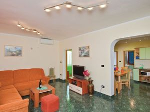 23931795-Ferienwohnung-6-Fažana-300x225-2