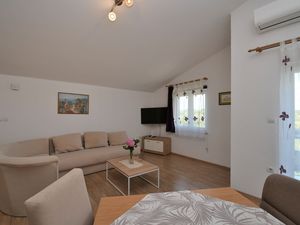 23943341-Ferienwohnung-4-Fažana-300x225-2