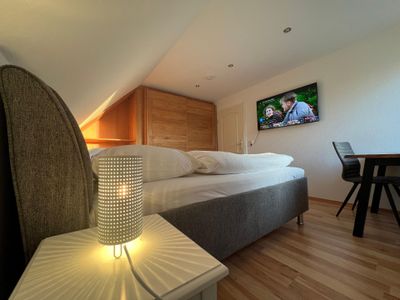 Schlafzimmer mit 50 Zoll Smart TV