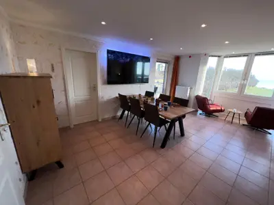 Wohnzimmer mit 75 Zoll Smart TV
