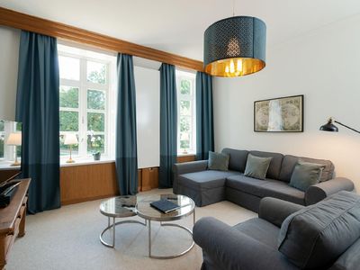 Wohnbereich. Die gemütliche Couch ist auch Schlafgeglegenheit für zwei Gäste, der Liegebereich ist 140x200cm groß.