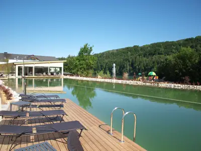 herrlicher Schwimmteich bei uns im Feriendorf sorgt für Abkühlung und Freizeitvergnügen