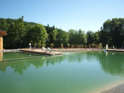 und zur Abkühlung geht's ab in den Schwimmteich bei uns im Feriendorf