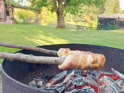 Steckerlbrot grillen im Sonnenhaus Garten