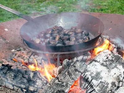 Kastanien braten an der Feuerschale