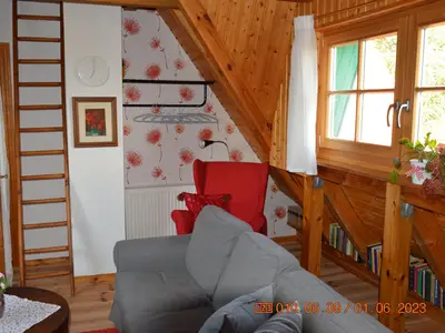 Wohnzimmer, Leiter führt zu einem Hochbett