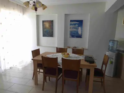 Essbereich. Esstisch mit Zugang Balkon