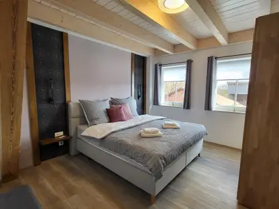 Schlafzimmer mit Boxspring Doppelbett