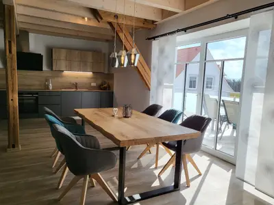 Essbereich mit moderner Küchenzeile