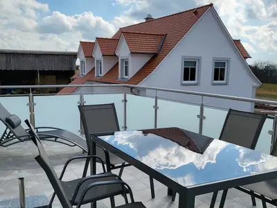 Großer Balkon mit Sonnenliege