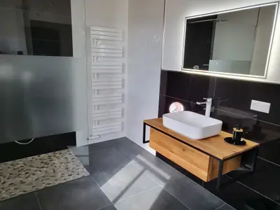 Bad mit ebenerdiger Dusche 1. OG