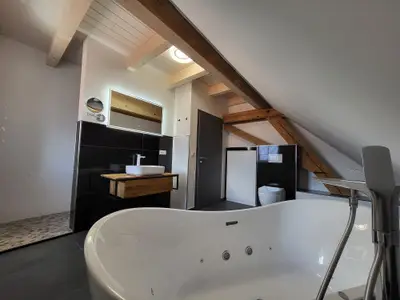 Bad mit Whirlwanne und Dusche 2. OG