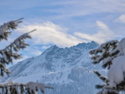 traumhafte Aussicht auf die umliegende Bergwelt