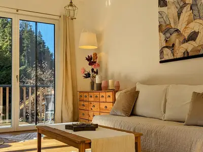 Top9-Wohnzimmer.mit.Blick.auf.den.Balkon
