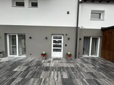 Eingang Frana Appartements in Fieberbrunn