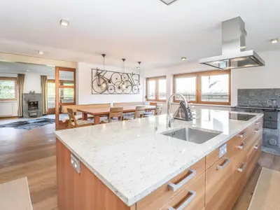 Kochinsel mit Blick auf den Essbereich