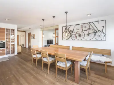 Großer Esstisch mit viel Platz.