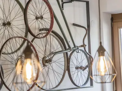 Kunst aus antiken Fahrrädern.