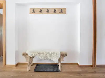 Garderobe mit antiker, kuscheliger Bank.