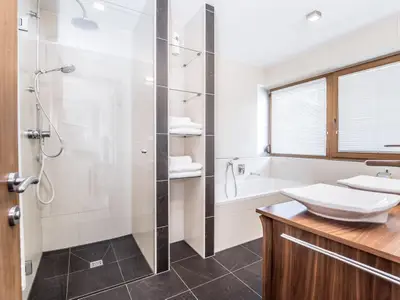 Geräumige Dusche im Badezimmer