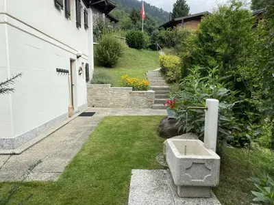 Eingang mit Brunnen